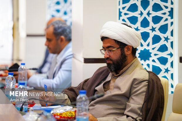 رونمایی از دو کتاب مرحوم آیت الله حائری شیرازی در حرم شاهچراغ