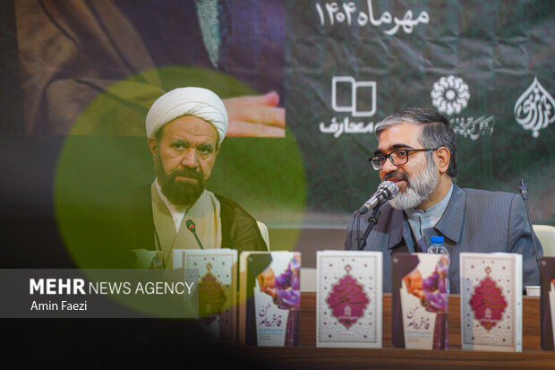 رونمایی از دو کتاب مرحوم آیت الله حائری شیرازی در حرم شاهچراغ