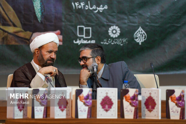 رونمایی از دو کتاب مرحوم آیت الله حائری شیرازی در حرم شاهچراغ