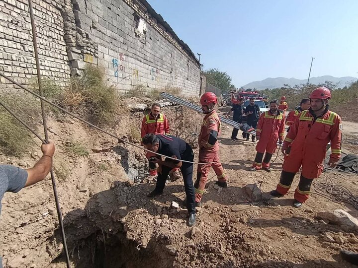 نجات معجزهآسای جوان سقوطکرده در چاه 12 متری در خیابان دماوند 2