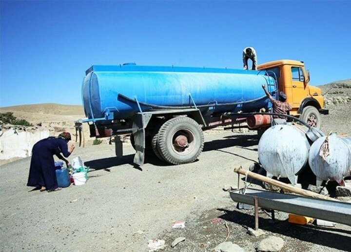 نظامی: ۶۳۰۰ مترمکعب آب برای عشایر مرکزی تأمین شد نظامی: ۶۳۰۰ مترمکعب آب برای عشایر مرکزی تأمین شد