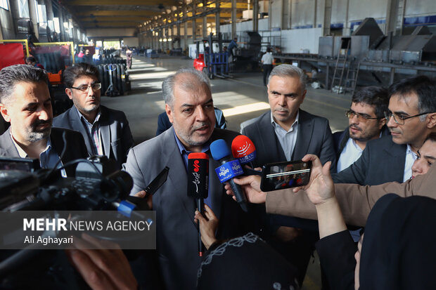 فعالیت ۱۹ واحد تولیدی در زندان مرکزی ارومیه؛ اشتغال ۹۰۰ زندانی فعالیت ۱۹ واحد تولیدی در زندان مرکزی ارومیه؛ اشتغال ۹۰۰ زندانی