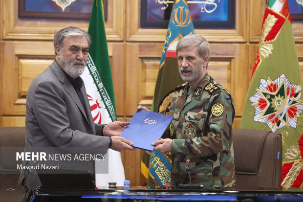 نشست اعضای کمیسیون امنیت ملی مجلس شورای اسلامی با فرمانده کل ارتش