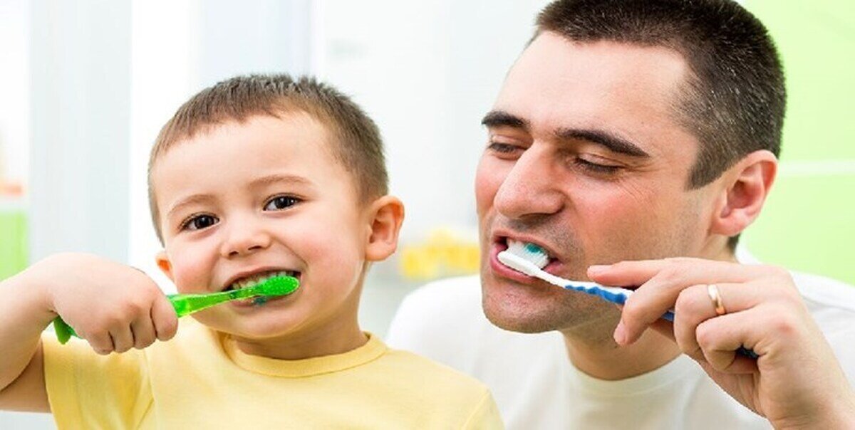 راهکارهای ساده برای عادت‌دادن کودک به مسواک‌زدن