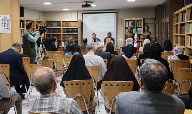 حافظ کسی است که در هیچ قالبی نمی‌گنجد