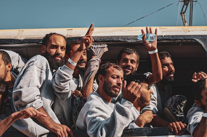 استقبال از اسرای آزاد شده فلسطینی از دریچه دوربین‌ها؛ جشن پیروزی + عکس