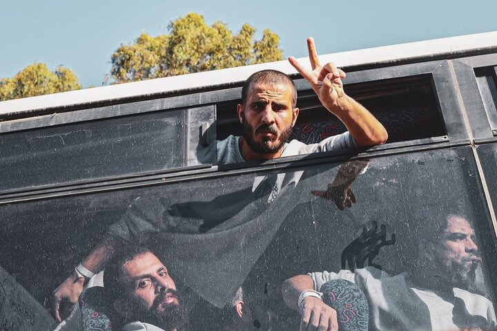 Welcoming freed Palestinian prisoners through photographers' lenses; a victory festivity + photos