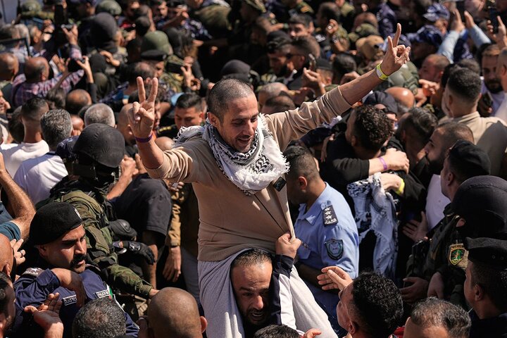 Welcoming freed Palestinian prisoners through photographers' lenses; a victory celebration + photos