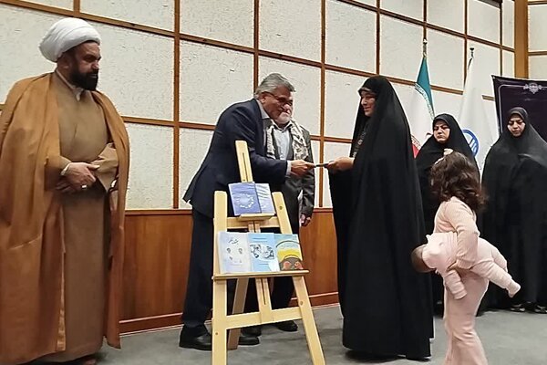 رونمایی از سه عنوان کتاب و یک پادکست از شهدای مدافع سلامت در رشت