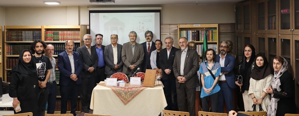 حافظ کسی است که در هیچ قالبی نمیگنجد 6