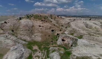 سرازیرشدن باران از کوه‌های زیارت سیدسلطان محمد رودان