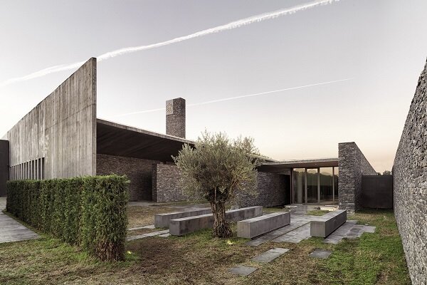 انسان باید در مسجد،نه معماری بلکه وجود را درک کند؛سادگی به جای نگارگری