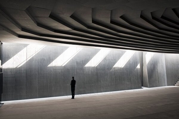 انسان باید در مسجد،نه معماری بلکه وجود را درک کند؛سادگی به جای نگارگری