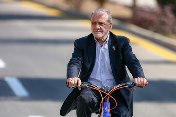 الرئيس الايراني يقود الدراجة الهوائية في أصفهان