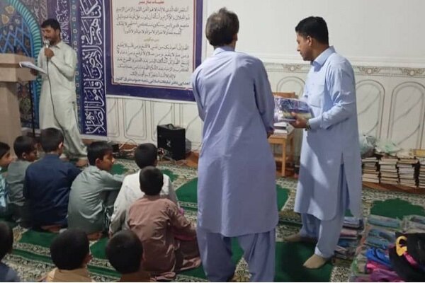 ۲۵۰ بسته لوازم التحریر به دانش آموزان روستای چاه شور دلگان اهدا شد ۲۵۰ بسته لوازم التحریر به دانش آموزان روستای چاه شور دلگان اهدا شد