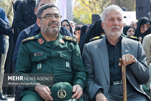 اولین حضور مادر سردار شهید مهدی ربانی بر مزار فرزند شهیدش 11