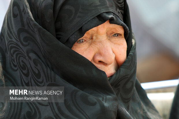 اولین حضور مادر سردار شهید مهدی ربانی بر مزار فرزند شهیدش 19