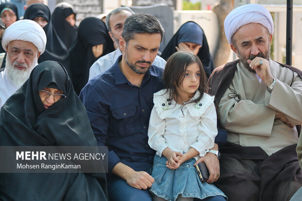 اولین حضور مادر سردار شهید مهدی ربانی بر مزار فرزند شهیدش 15