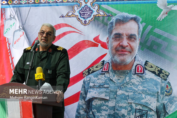 اولین حضور مادر سردار شهید مهدی ربانی بر مزار فرزند شهیدش 16