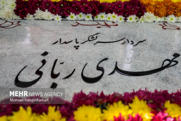 اولین حضور مادر سردار شهید مهدی ربانی بر مزار فرزند شهیدش 21
