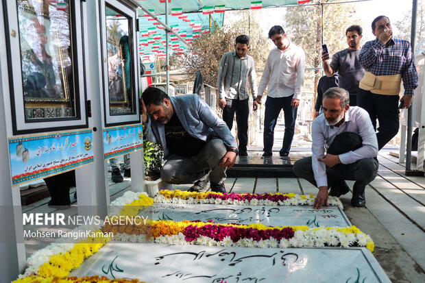 اولین حضور مادر سردار شهید مهدی ربانی بر مزار فرزند شهیدش 22