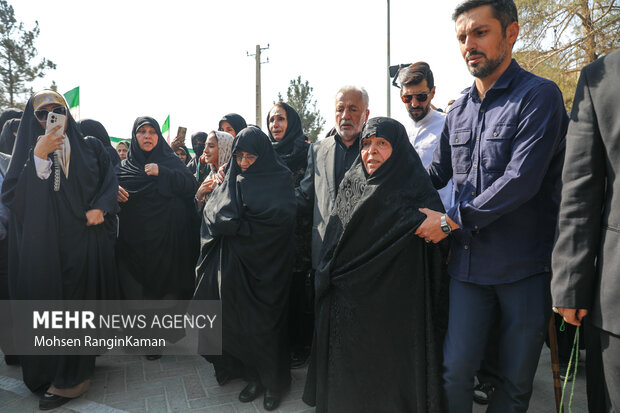 اولین حضور مادر سردار شهید مهدی ربانی بر مزار فرزند شهیدش 3