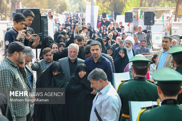 اولین حضور مادر سردار شهید مهدی ربانی بر مزار فرزند شهیدش 5