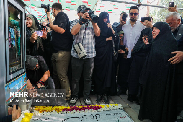 اولین حضور مادر سردار شهید مهدی ربانی بر مزار فرزند شهیدش 6