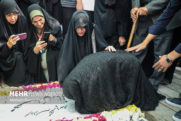 اولین حضور مادر سردار شهید مهدی ربانی بر مزار فرزند شهیدش 7