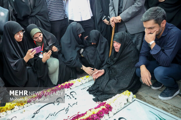 اولین حضور مادر سردار شهید مهدی ربانی بر مزار فرزند شهیدش 8