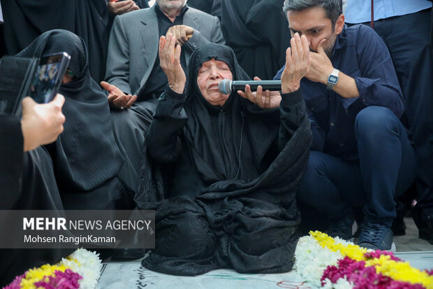 اولین حضور مادر سردار شهید مهدی ربانی بر مزار فرزند شهیدش 9