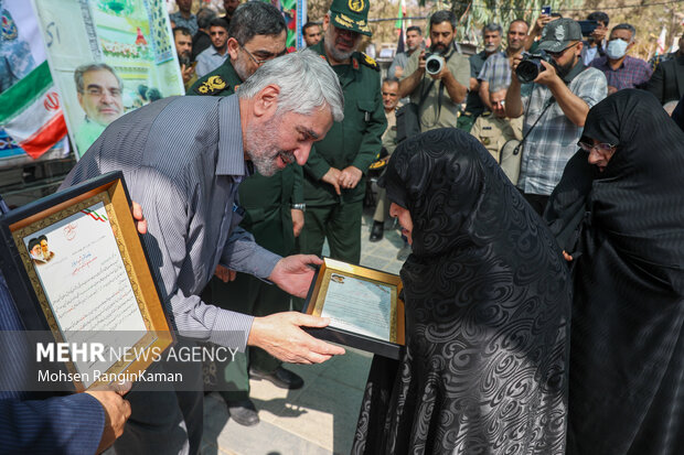 اولین حضور مادر سردار شهید مهدی ربانی بر مزار فرزند شهیدش 25
