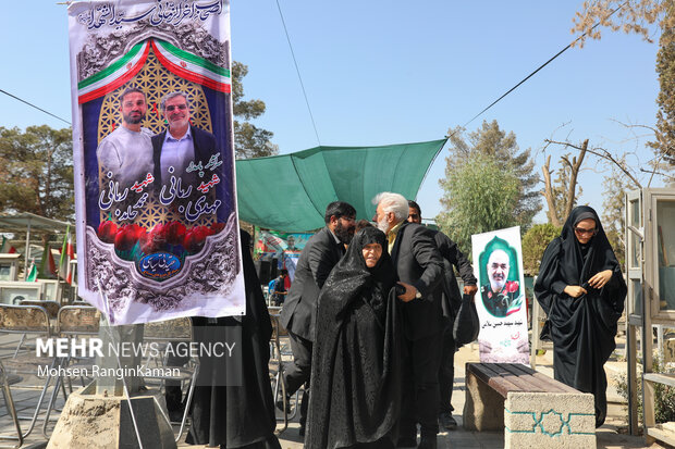 اولین حضور مادر سردار شهید مهدی ربانی بر مزار فرزند شهیدش 26