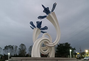 «پیوند مهرگان» رونمایی شد؛ مجسمه‌ای که هویت بصری شهری را متمایز می‌کند