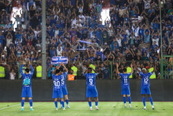 نظر هواداران استقلال در یک نیمه تغییر کرد؛ بالاخره بازیکنان خندیدند!