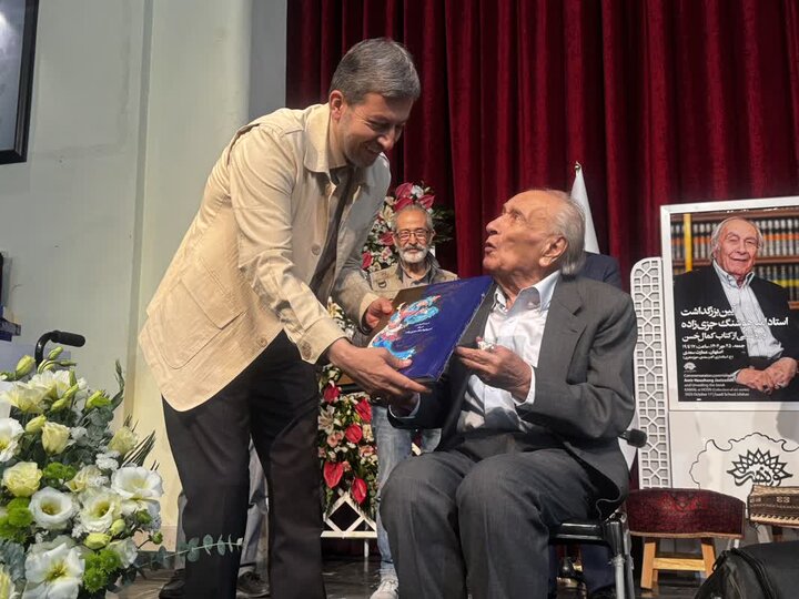 کتاب «کمال حُسن» با روایت نود سال هنر استاد جزیزاده رونمایی شد کتاب «کمال حُسن» با روایت نود سال هنر استاد جزیزاده رونمایی شد