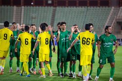 مدافع فجرسپاسی دیدار با استقلال را از دست داد