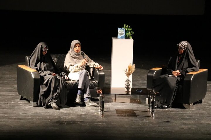 نشست بررسی کتاب «تبسم کلارا» در شیراز برگزار شد