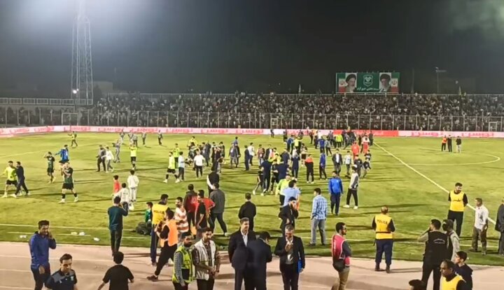 تصاویری از لحظه سوت پایان بازی خیبر - پرسپولیس