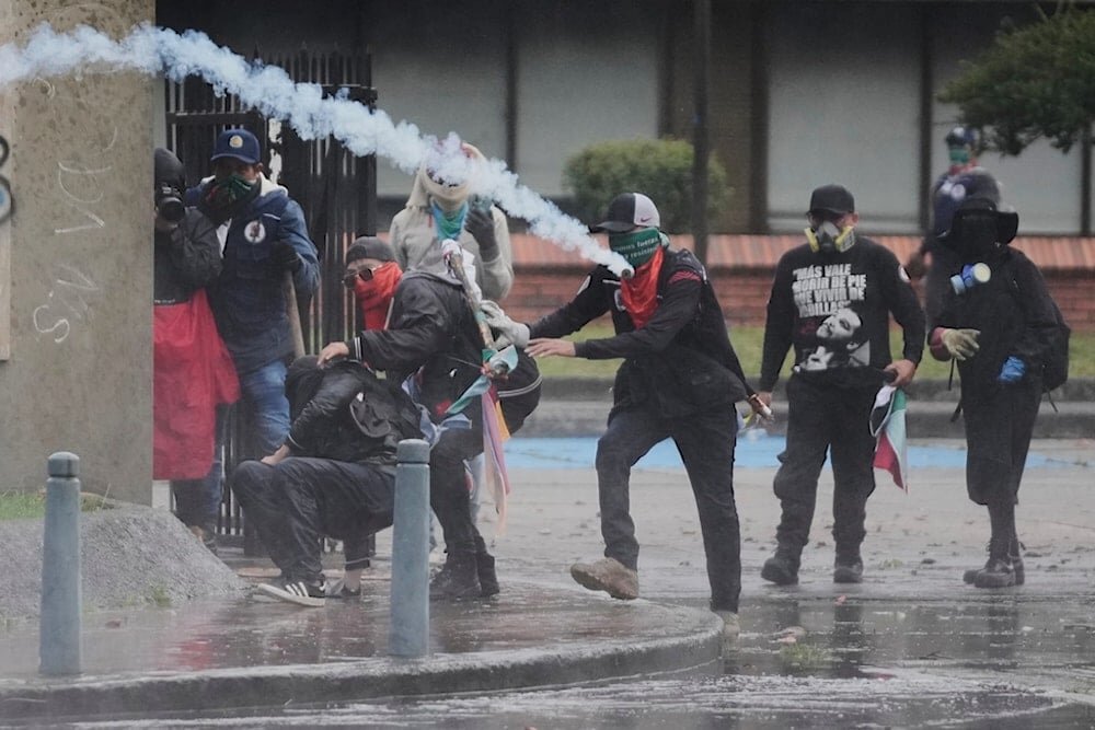 Protestniki v Bogoti s puščicami napadli policijo pred ameriškim veleposlaništvom