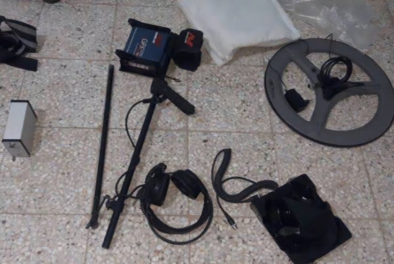 V okraju Dena zasegli dva detektorja kovin in aretirali tri osumljence