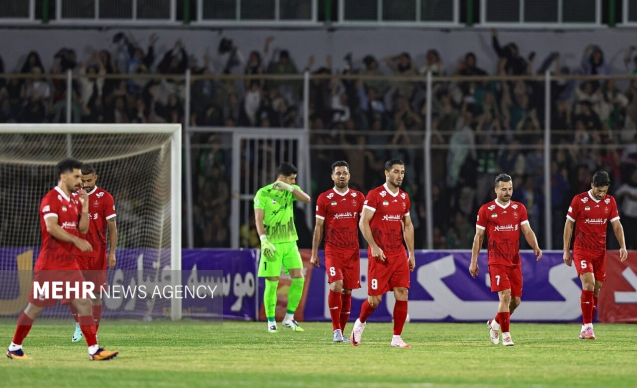خط دفاعی پرسپولیس مثل «پنیر سوئیسی» است؛ توصیه به هاشمیان برای استعفا 2
