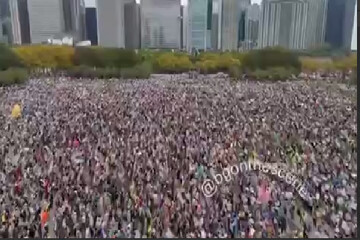 شاهد..لقطات جوية من وقفة احتجاجية حاشدة لمعارضو ترامب في شيكاغو