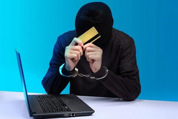 سارق کارت‌های بانکی مسافران در متروی تهران به دام پلیس افتاد