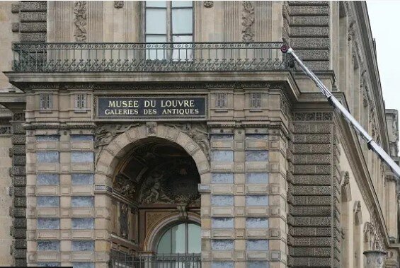 سارقان موزه لوور مجهز به اسکوتر و اره برقی بودند