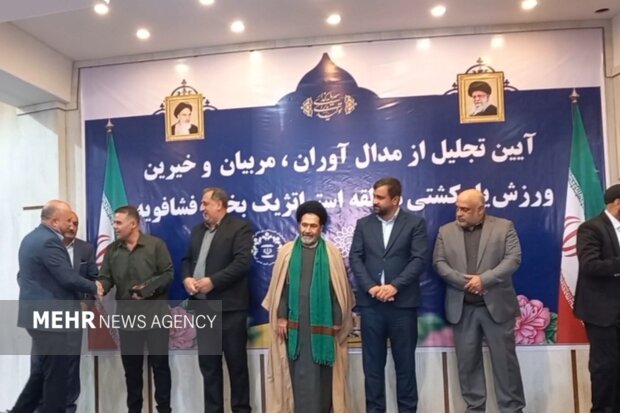 تجلیل از قهرمانان و خیرین کشتی کهریزک تجلیل از قهرمانان و خیرین کشتی کهریزک