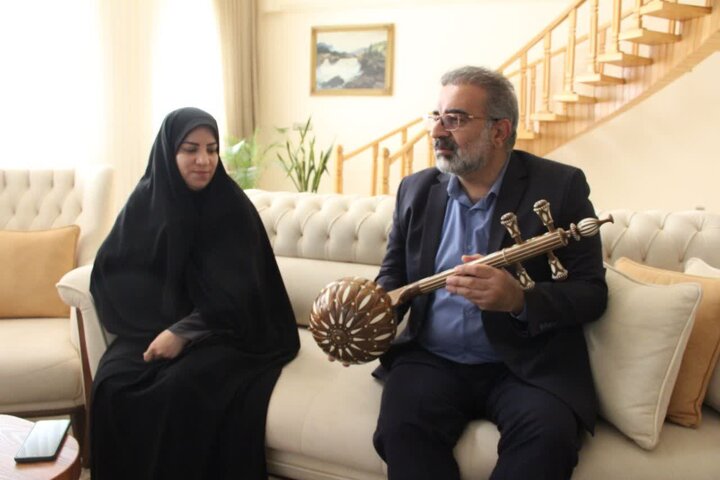 تجلیل از پیشکسوت ساخت کمانچه در لرستان