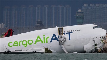 سانحه هوایی عجیب در هنگ‌کنگ؛ هواپیما از روی باند به دریا افتاد!