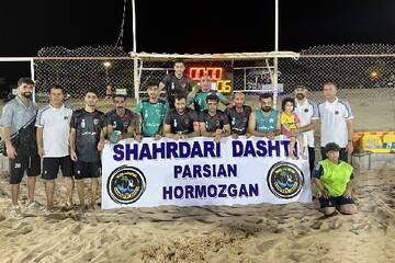 صعود تیم فوتبال ساحلی شهرداری دشتی به روز آخر کشید