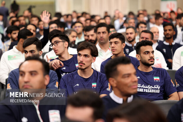 دیدار قهرمانان ورزشی و مدالآوران المپیادهای علمی با رهبر معظم انقلاب 11
